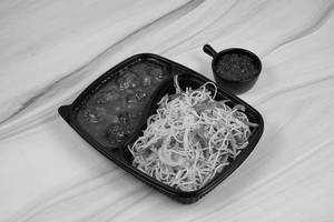 Veg Hakka Noodles + Manchurian Gravy [4 Pieces]