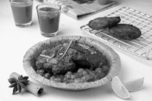 Aaloo Tikki With Chole 2 Pcs