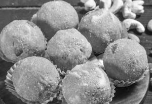 Desi Ghee Besan Laddu