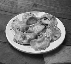 Chicken schezwan momos 8 piece