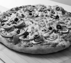 Black olive and alphino pizza