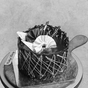 Royal Chocolate Garnish Cake [500 Grams] (Eggless)