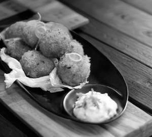 Crunchy garlic filled mushroom served with garlic mayonnaise [8 pieces]