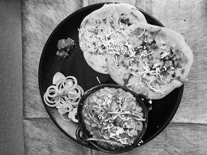 Dilli Wale Matar Kulche (2 Pcs)