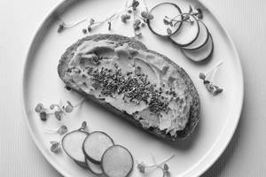 Avocado And Garlic Butter Rye Toast (High Fibre)