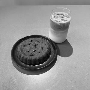 Chocolate Chunk Cookies (gf & Eggless) + House Cold Coffee