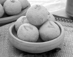 Plain Besan Laddu [1 Kg]
