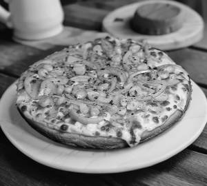 Onion and Golden Corn Pizza 