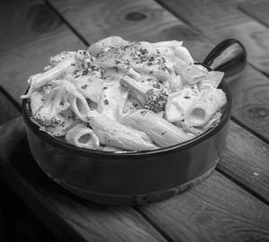 Italiyan white sauce pasta