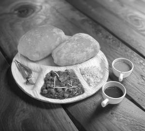 Chole Bhature (2 Pcs)
