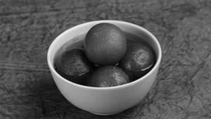 Gulab Jamun (4 Pieces)