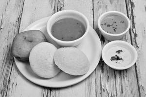 Idly (3 Pcs)+1 Vada Sambar & Chutney