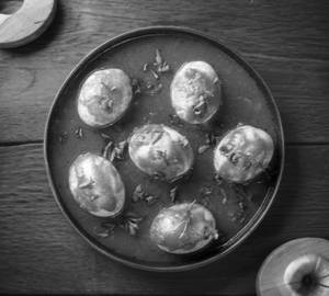 Full egg in tomato gravy