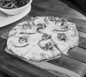 Paneer chilli pizza