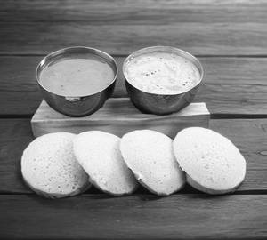 Idli [4 Pieces] With Non Veg Gravy