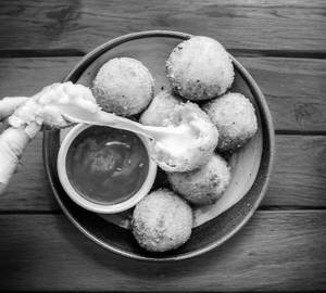 Chilli potato balls [8 pieces]