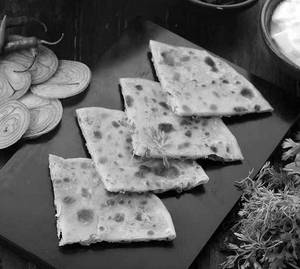 Paneer Pyaaz Amritsari Kulcha