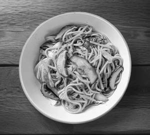Mushroom  fried  noodles /chow
