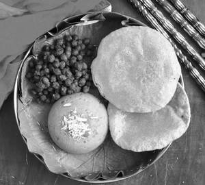 Chana Masala + 4 Poori
