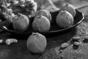 Atta Gond Laddu