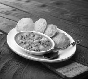 Poori (4) aloo curry plate
