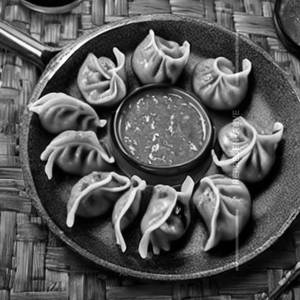 Paneer chilli garlic momos