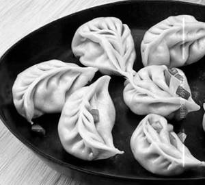 Paneer sizzler momos