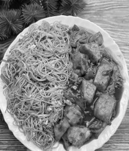 Veg Noodles With Chilli Paneer