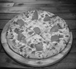Cheese tomato pizza