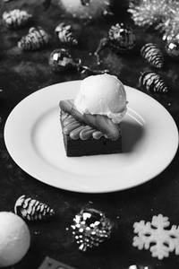 Biscoff Strawberry Browine With Ice Cream