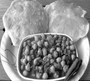 Chole bhature [2 bhature]