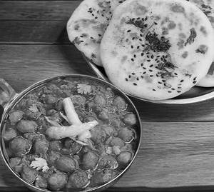 Onion Kulcha (with Chola)