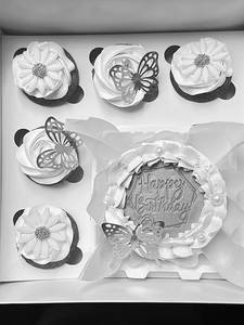Cupcakes & Bento Cake Hamper (butterfly) )