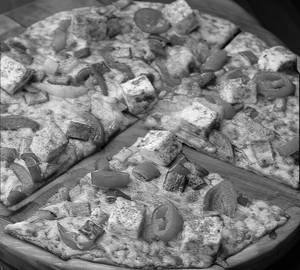 Paneer peppery pizza