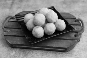 Rava Ladoo
