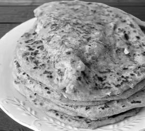 2 Piece Gobi paratha with Pickle or Lahsun Chutney