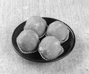 Gondh Laddoo