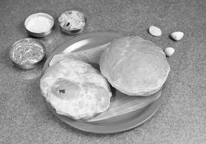 Poori With Channa Masala (3pcs)