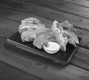 Stuffed Paneer Tikka Garlic Bread