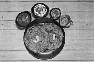 Laccha Paratha With Amritsari Dalmakhni