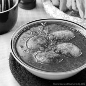 Egg Curry ( 2 Pieces Of Eggs In Gravy )