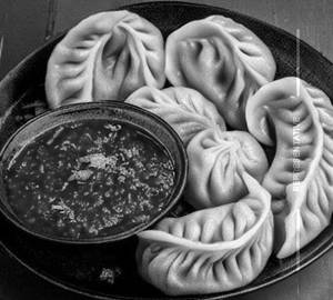 Veg Steamed Momos (8Pcs.)