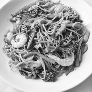 Prawn Hakka Chowmein ] [Serves 2][750 ml container]