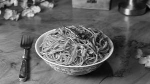 Veg Chilli Garlic Noodles (serves 1)