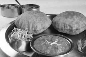 Bedmi Poori With Aloo Tamatar Ki Sabzi Combo