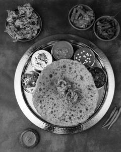 Kandha Bhajia Parantha Thali
