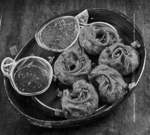 Schezwan Momo Chicken (8 Pcs)