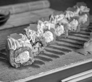 Pink Rice Avocado Uramaki Sushi (8 Pcs)