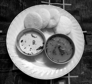 Idli With Sambhar And Chutney [6 Pieces]