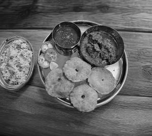 Vada Kombada Thali